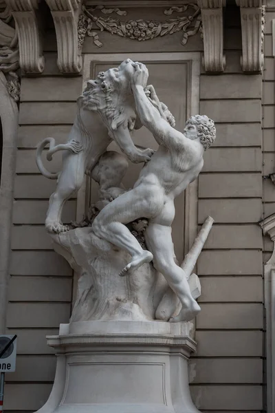 Herakles Und Der Nemetische Löwe Der Hofburg Von Lorenzo Mattielli — Stockfoto