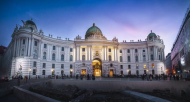 Viyana, Avusturya - 13 Ekim 2019: Michaelerplatz 'daki Hofburg Sarayı' nın panoramik manzarası - Viyana, Avusturya