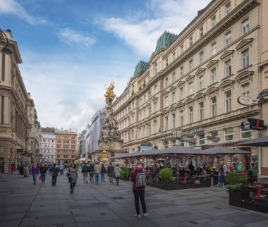 Viyana, Avusturya - 10 Ekim 2019: Graben Caddesi ve Veba Sütunu - Viyana, Avusturya