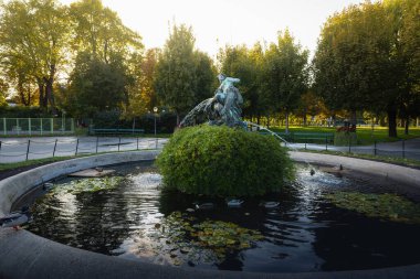 Viyana, Avusturya - 10 Ekim 2019: Volksgarten Park 'taki Triton ve Nymph Fountain - Viktor Tilgner tarafından 1880' de kuruldu - Viyana, Avusturya
