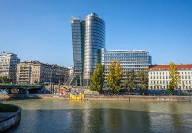 Viyana, Avusturya - 12 Ekim 2019: Donaukanal 'daki UNIQA Kulesi (Tuna Kanalı) - Viyana, Avusturya