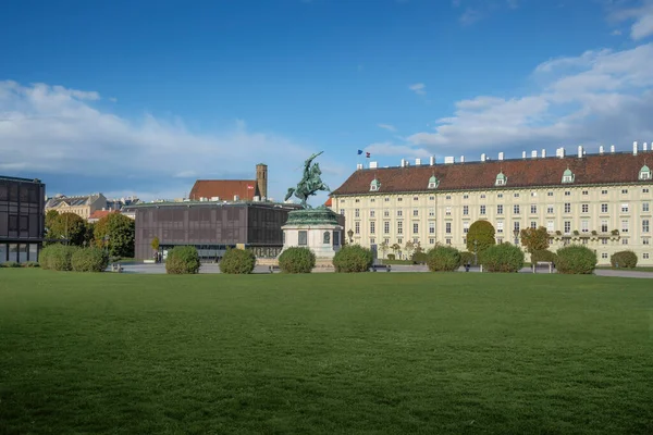 Plaza Heldenplatz Con Estatua Del Archiduque Carlos Palacio Hofburg Viena — Foto de Stock