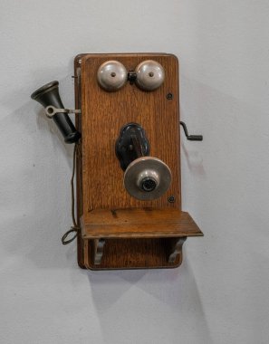 Antika Düz Duvar Telefonu