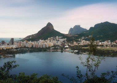 Rodrigo de Freitas Lagoon ile Dois Irmaos Hill ve Pedra da Gavea - Sacopa Viewpoint Catacumba Park - Rio de Janeiro, Brezilya