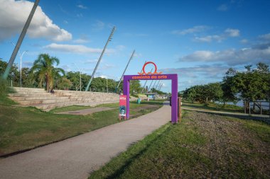 Porto Alegre, Brezilya - 12 Mayıs 2022: Moacyr Scliar Park 'taki Liman Yolu (Caminho da Orla) - Yeni Guaiba Yeniden Canlandırılmış Rıhtım Sahası (Orla do Guaiba) - Porto Alegre, Rio Grande do Sul, Brezilya