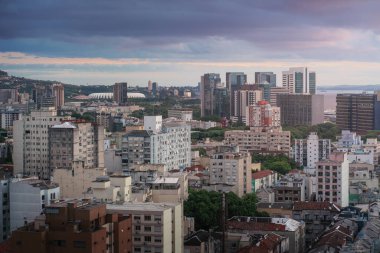 Porto Alegre 'nin günbatımındaki hava manzarası - Porto Alegre, Rio Grande do Sul, Brezilya