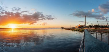 Guaiba Nehri 'nde Gasometro Elektrik Santrali (Usina do Gasometro) ve Moacyr Scliar Parkı ve Yeni Guaiba Yeniden Canlandırılmış Su Sahası (Orla do Guaiba) - Porto Alegre, Rio Grande do Sul, Brezilya