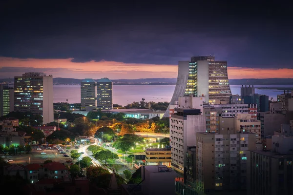 リオグランデ スル州行政ビルと夜のポルト アレグレの空中ビュー ポルト アレグレ リオグランデ ブラジル — ストック写真