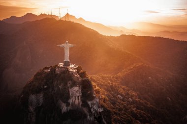 Rio de Janeiro, Brezilya - 3 Mayıs 2022: Kurtarıcı İsa Corcovado Dağı 'nın tepesinde gün batımında - Rio de Janeiro, Brezilya