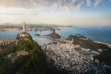 Rio de Janeiro, Brezilya - 3 Mayıs 2022: Rio 'nun Corcovado Dağı, Kurtarıcı İsa heykeli, Sugarloaf Dağı ve Guanabara Körfezi günbatımında - Rio de Janeiro, Brezilya