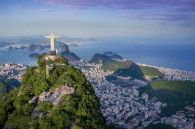 Rio de Janeiro, Brezilya - 3 Mayıs 2022: Kurtarıcı Heykel ve Şekerleme Dağı - Rio de Janeiro, Brezilya