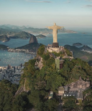 Rio de Janeiro, Brezilya - 3 Mayıs 2022: Kurtarıcı Heykel ve Şekerleme Dağı - Rio de Janeiro, Brezilya