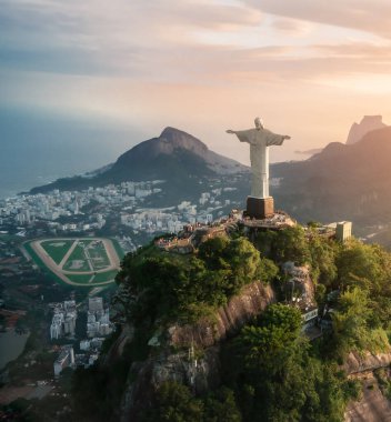 Rio de Janeiro, Brezilya - 3 Mayıs 2022: Redeemer Heykeli ve Corcovado Dağı Hipodromo da Gavea ve Dois Irmaos Tepesi gün batımında Rio de Janeiro, Brezilya
