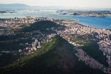 Rio manzaralı Santa Marta Hill ve Rio-Niteroi Köprüsü Rio de Janeiro, Brezilya