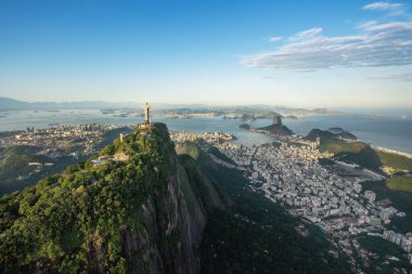 Rio 'nun gökyüzü manzarası Corcovado Dağı, Sugarloaf Dağı ve Guanabara Körfezi - Rio de Janeiro, Brezilya