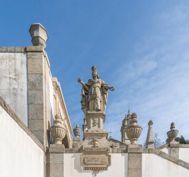 Braga, Portekiz - 6 Şubat 2020: Bom Jesus do Monte 'nin Üç Erdem Merdiveni' ndeki Benignity Heykeli (Antonio Jose Pereira tarafından 1837 'de yaratıldı) - Braga, Portekiz