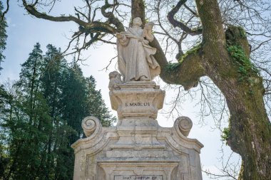 Braga, Portekiz - 6 Şubat 2020: Evangelist Mahkemesi 'nde Aziz Mark Çeşmesi (Terreiro dos Evangelistas) Bom Jesus do Monte Mabedi' nde (Manuel Rebelo da Costa tarafından 1765 yılında bağışlandı) - Braga, Portekiz