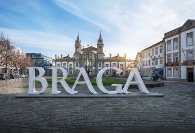 Braga, Portekiz - 6 Şubat 2020: Braga Şehir İşareti ve Sao Marcos Kilisesi (St. Mark) - Braga, Portekiz