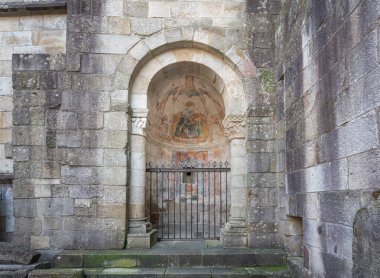 Se de Braga Kompleksi - Braga, Portekiz 'deki Eski Santo Amaro Manastırı' ndaki Loreto Hanımefendisi ile Romanic Apse Kilisesi