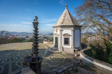 Bom Jesus do Monte 'nin Merdiveni' ndeki Calvary Şapeli 'nin Yükselişi - Braga, Portekiz
