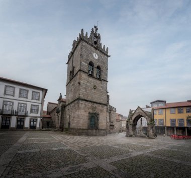 Largo da Oliveira ile Nossa Senhora da Oliveira Kilisesi ve Gotik Salado Anıtı Muharebesi (Padrao do Saldo) - Guimaraes, Portekiz