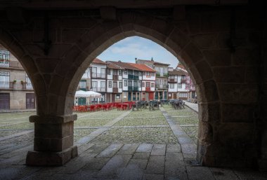 Sao Tiago Meydanı 'ndaki Ortaçağ Kemerleri (Praca de Sao Tiago) - Guimaraes, Portekiz