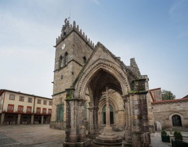 Gotik Salado Anıtı Muharebesi (Padrao do Saldo) ve Nossa Senhora da Oliveira Kilisesi Largo da Oliveira - Guimaraes, Portekiz