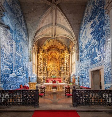 Guimaraes, Portekiz - 9 Şubat 2020: St. Francis İçişleri Kilisesi (Igreja de Sao Francisco) - Guimaraes, Portekiz