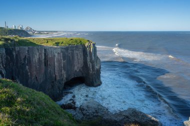 Guarita Park 'taki Rocky Duvarı ve Furnas Mağarası (Morro das Furnas) Torres, Rio Grande do Sul, Brezilya