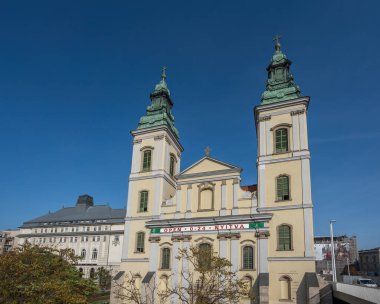 Budapeşte, Macaristan - 21 Ekim 2019: Pest 'teki İç Şehir Kilisesi - Budapeşte, Macaristan