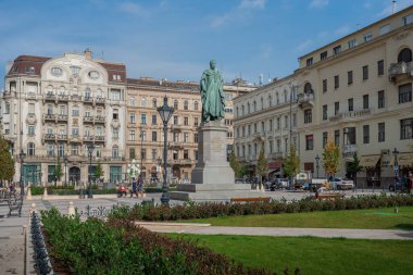 Budapeşte, Macaristan - 18 Ekim 2019: Jozsef Nador Meydanı ile Arşidük Joseph Heykeli ve Merkantil Bankası - Budapeşte, Macaristan