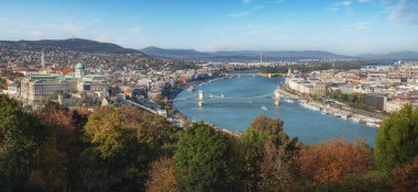 Budapeşte ve Tuna Nehri 'nin panoramik manzarası Buda Kalesi, Parlamento ve Zincir Köprüsü - Budapeşte, Macaristan
