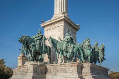 Kahramanlar Meydanı 'ndaki Milenyum Anıtı' nda Macar Heykelleri 'nin (Arpad, Tas, Huba ve Tohotom veya Teteny) yedi reisi - Budapeşte, Macaristan