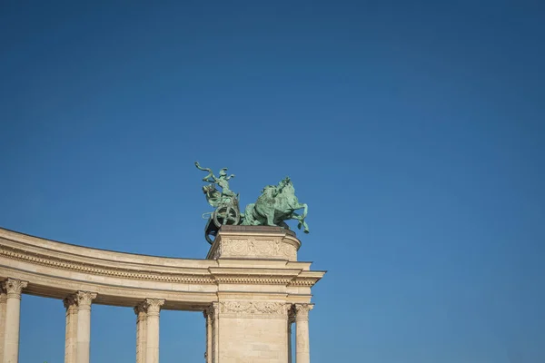 Charioteer Met Een Slangensculptuur Die Oorlog Symboliseert Bovenop Linker Colonnade — Stockfoto