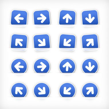 Mavi işareti oku etiket üzerine kesilmiş kağıt cep