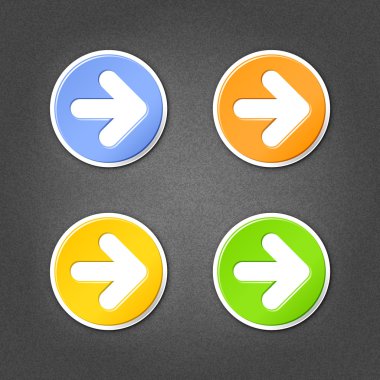4 renkli ok işareti etiketleri daire içine alın. düz gölge noise etkisi ile gri arka plan üzerinde yeşil, turuncu, sarı, mavi Internet web düğme. 10 eps kaydedilen bu vektör çizim öğesi