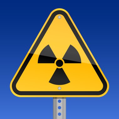 Sarı yol uyarı işareti ile gökyüzü arka plan radyasyon sembolü