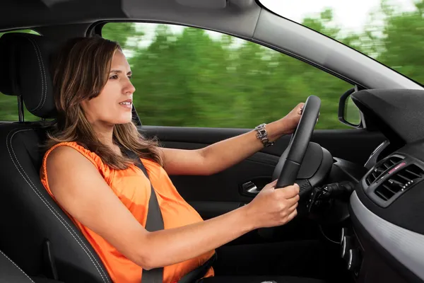 Zwangere vrouw besturen van een auto — Stockfoto