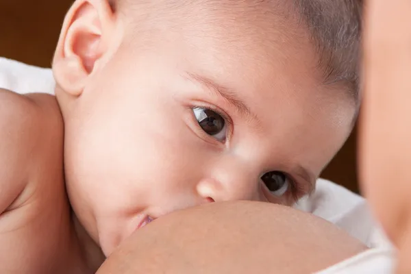 Moeder borst feed baby — Stockfoto