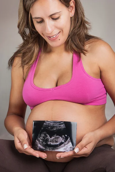 Mulher grávida segurando ultra-som — Fotografia de Stock