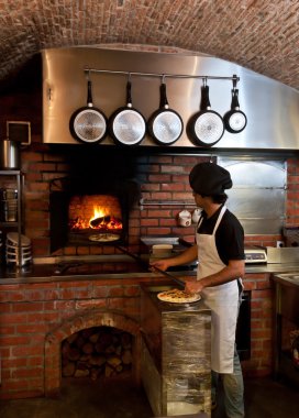 Pizza chef pizza ahşap fırın koy.