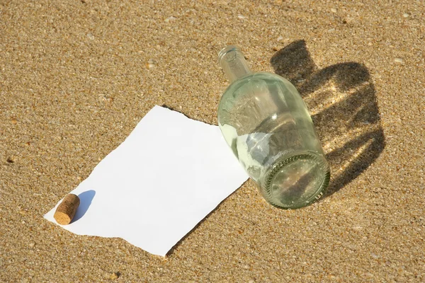 Записку, найденную в бутылке на пляже (читайте свой выигранный текст) ) — стоковое фото