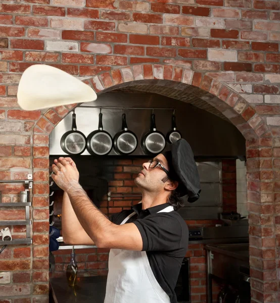 Pizza Chef-kok spelen met pizza deeg — Stockfoto