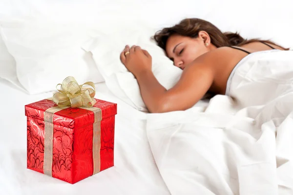 Surprise Present waiting for woman to wake-up — Stock Photo, Image