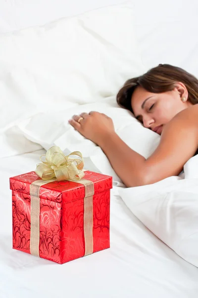 Surprise Present waiting for woman to wake-up — Stock Photo, Image