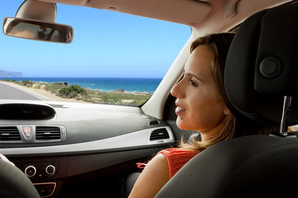 Mujer disfrutando del coche nuevo con el marido Imágenes de stock libres de derechos