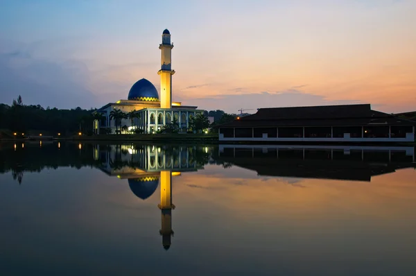 Mesquita à beira do lago — Fotografia de Stock