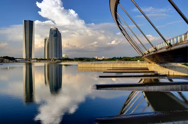 Brug en gebouwen — Stockfoto