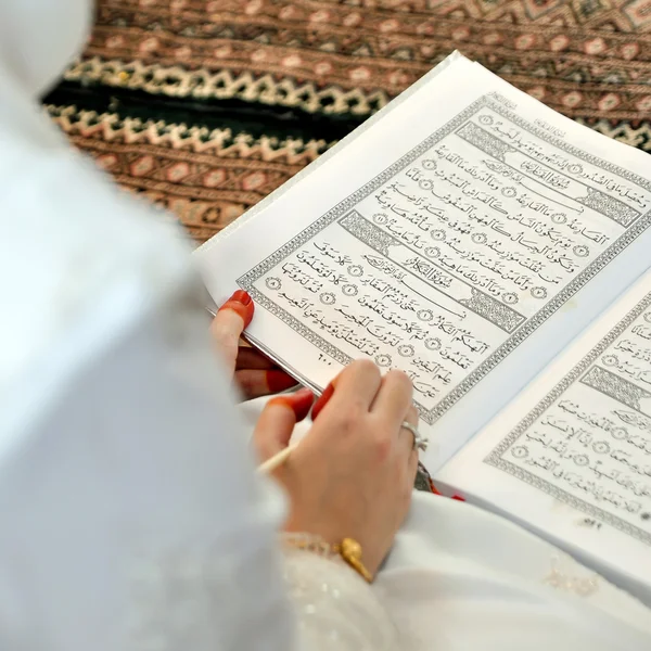 Lezen van de koran — Stockfoto