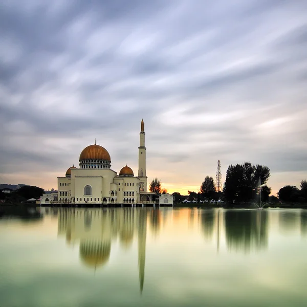 Mosque by the lakeside — Stock Photo, Image